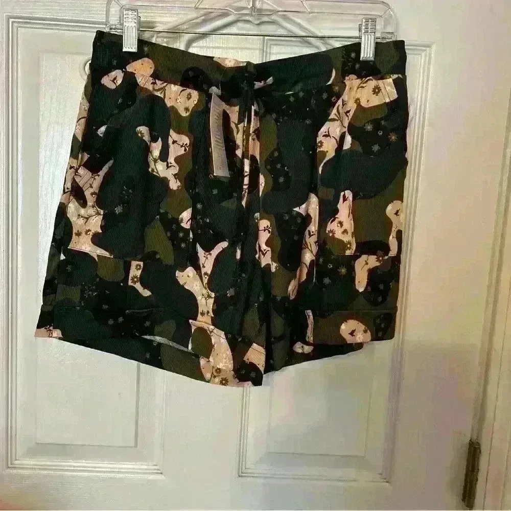 LuLaRoe Jessica shorts camo medium NWT